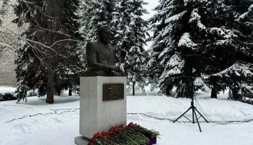 В Горно-Алтайске почтили память выдающегося политического деятеля Михаила Карамаева