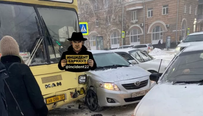 Автобус попал в ДТП напротив Дома под шпилем в Барнауле