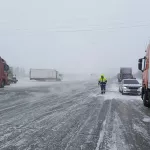 Метель и вереница фур: что происходит на бийской трассе. Видео