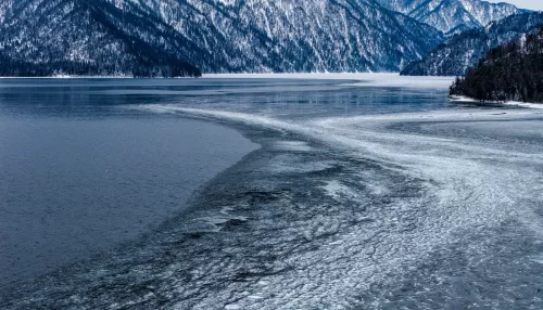 Телецкое озеро покрылось ледяным крошевом после весенней попытки замерзнуть. Фото