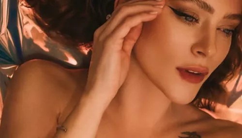 Аглая Тарасова решилась на съемку в полупрозрачном платье без бюстгальтера. Фото