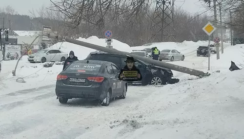Столб рухнул на иномарку недалеко от кладбища в Барнауле