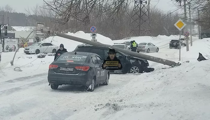 Столб рухнул на иномарку недалеко от кладбища в Барнауле