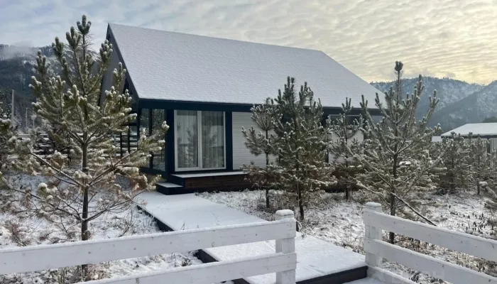 Коттедж с беседкой продают за 19 млн рублей в живописной долине Горного Алтая. Фото