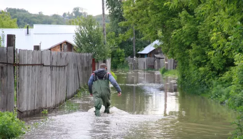Паводок в Алтайском крае сошел на нет, но вода в реках еще может подняться