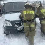 Скорая помощь с пациентом увязла в снежной колее в Алтайском крае