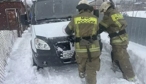 Скорая помощь с пациентом увязла в снежной колее в Алтайском крае