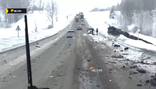 Фура, бензовоз и легковушка разбились в страшном ДТП на трассе Барнаул — Новосибирск