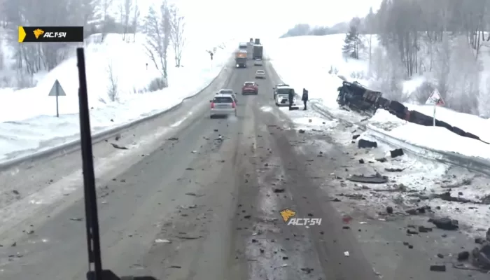 Фура, бензовоз и легковушка разбились в страшном ДТП на трассе Барнаул — Новосибирск