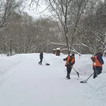 Дорожные и коммунальные службы в усиленном режиме откапывают Барнаул из-под снега
