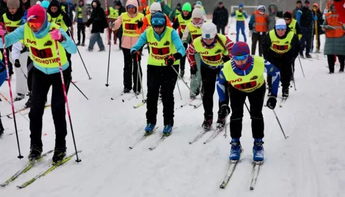 Алтайские чиновники посоревновались в лыжных гонках. Всех обогнали налоговики и АКЗС