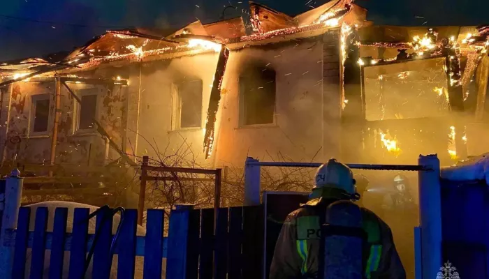 Мужчина и женщина погибли при пожаре в частном доме в Барнауле