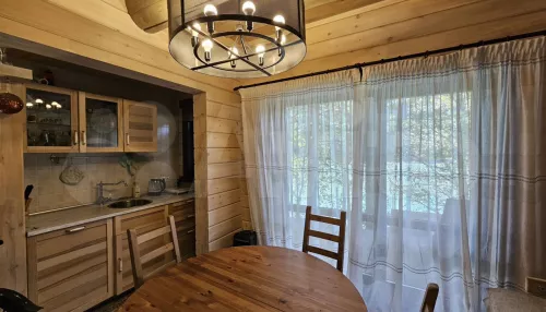 Коттедж на берегу реки Катунь продают в Республике Алтай за 95 млн рублей. Фото