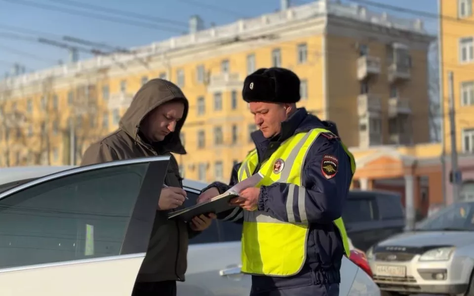 Более 60 водителей оштрафуют за глухую тонировку после рейда в Барнауле