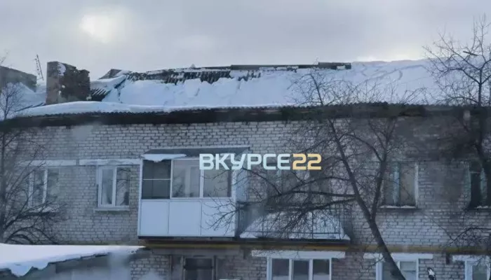 Крыша частично обрушилась у двухэтажного дома в Тальменке