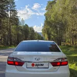 Жемчужно-белую иномарку в люксовой комплектации продают в Горно-Алтайске. Фото