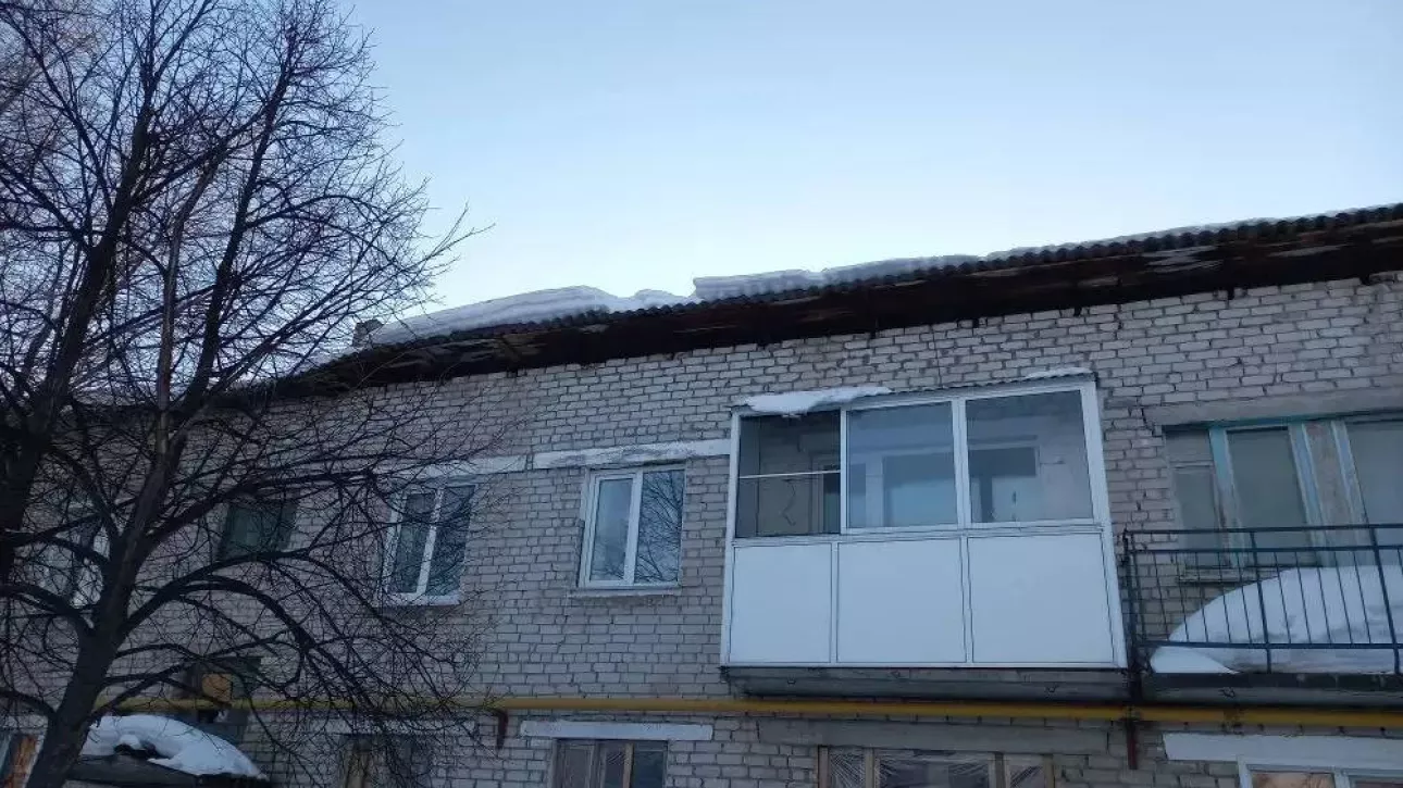 Крыша частично обрушилась у двухэтажного дома в Тальменке