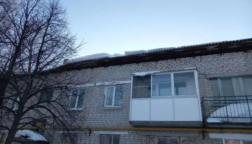 Крыша частично обрушилась у двухэтажного дома в Тальменке