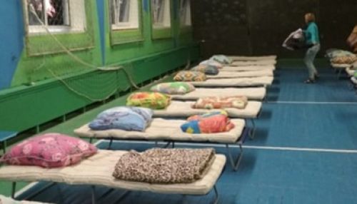 Жильцов пострадавшей от пожара барнаульской пятиэтажки разместили в школе №127