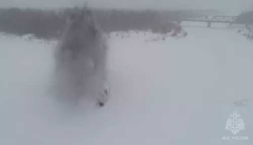 На реке Чумыш в Алтайском крае превентивно подорвали лед