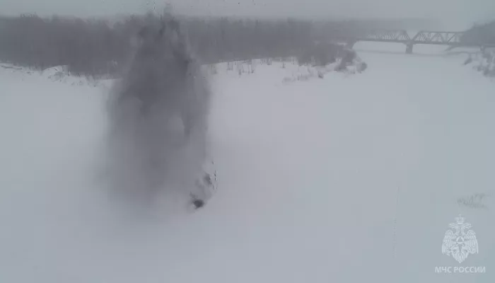 На реке Чумыш в Алтайском крае превентивно подорвали лед