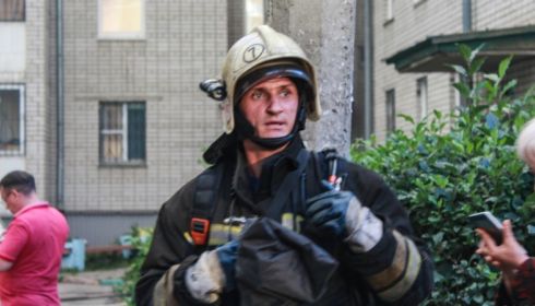 Как тушили пожар в многоэтажке в Барнауле. Фоторепортаж