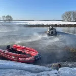 Спасатели пилят лед и обследуют до 35 км реки в поисках девочки в Звенигороде