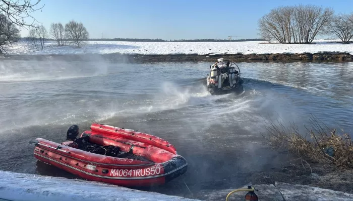 Спасатели пилят лед и обследуют до 35 км реки в поисках девочки в Звенигороде