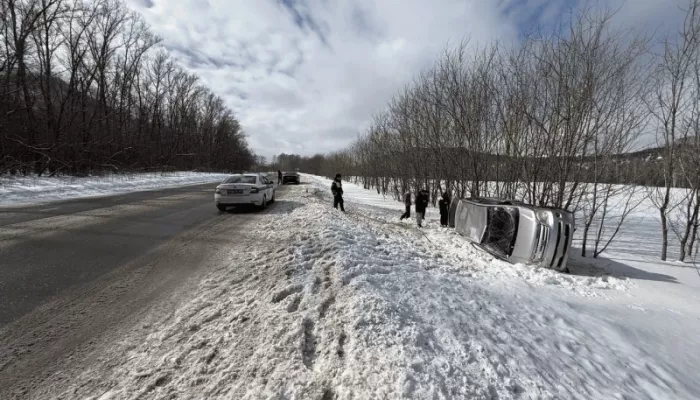 В Республике Алтай перевернулась и легла на бок Toyota: пострадали два пассажира