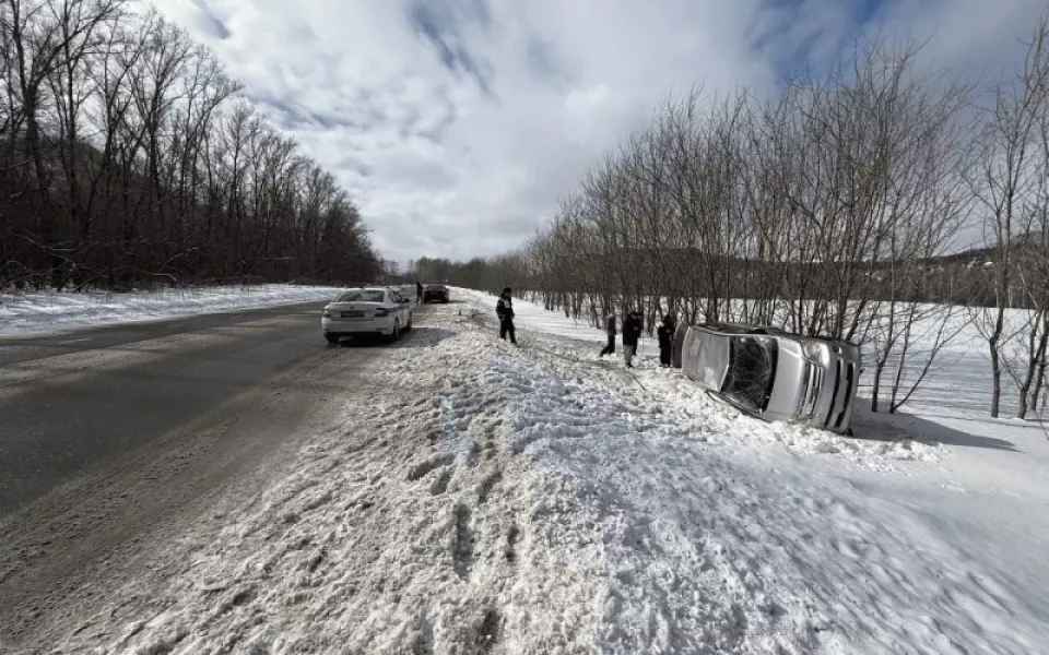 В Республике Алтай перевернулась и легла на бок Toyota: пострадали два пассажира