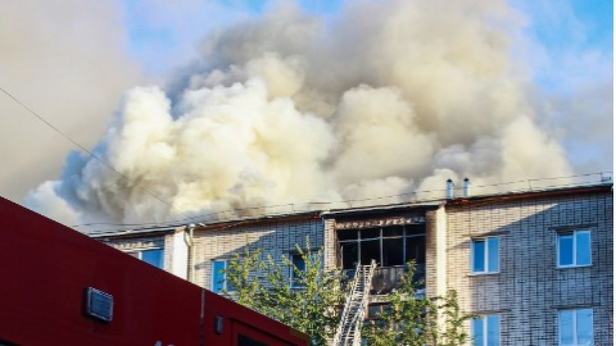 Пожар в Барнауле: почему загорелся дом и что сейчас происходит на месте ЧП