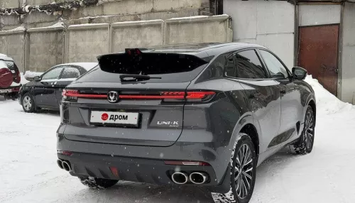 Автомобиль с удачными номерами и голосовым управлением продают в Барнауле. Фото