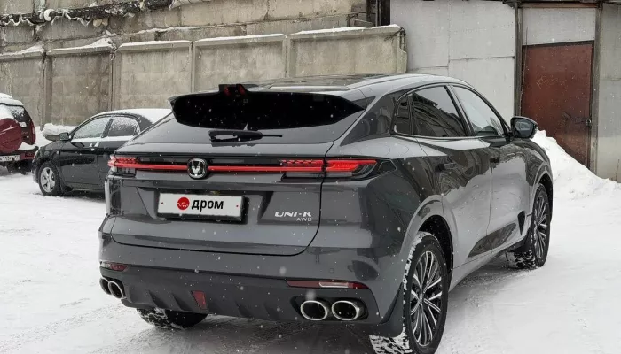 Автомобиль с удачными номерами и голосовым управлением продают в Барнауле. Фото