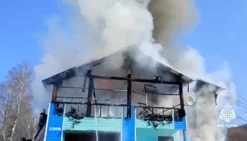 В Майминском районе Республики Алтай загорелся двухэтажный дом