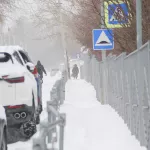 Прячется за гаражами: как выглядит микрорайон Мирный в Барнауле. Фоторепортаж