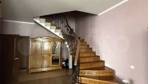 Двухуровневую квартиру с лоджиями продают в центре Барнаула за 21 млн рублей. Фото