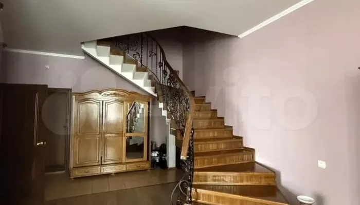 Двухуровневую квартиру с лоджиями продают в центре Барнаула за 21 млн рублей. Фото