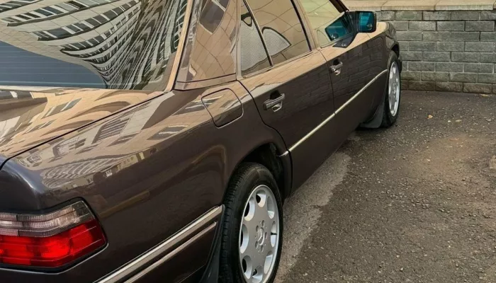 Легендарный Mercedes в музейном состоянии выставили на продажу в Барнауле. Фото