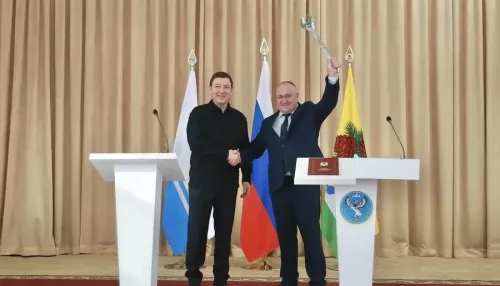 Андрей Турчак вручил разводной ключ новому главе Чойского района Игорю Русских