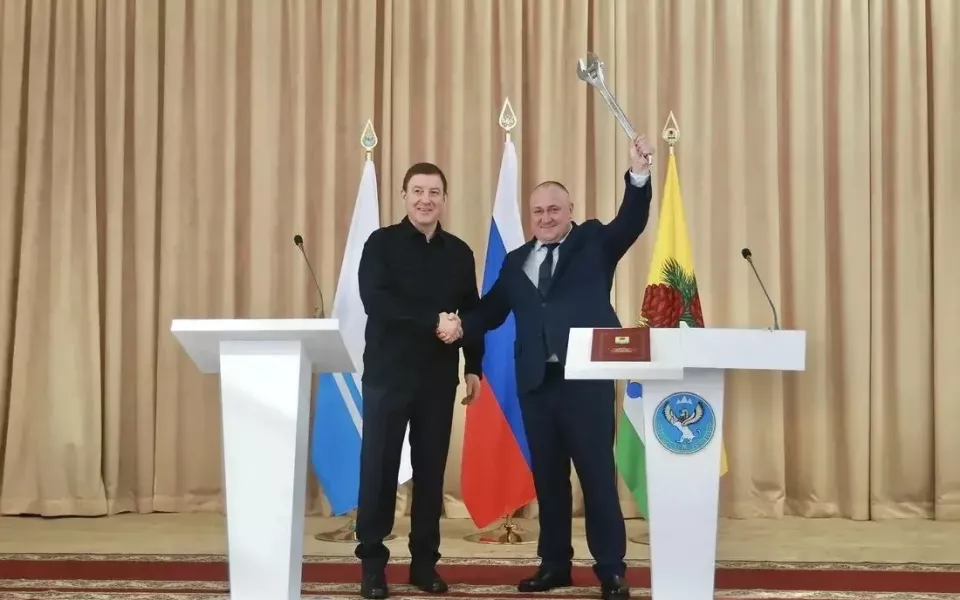 Андрей Турчак вручил разводной ключ новому главе Чойского района Игорю Русских