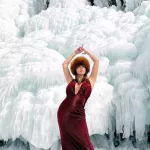 Полина Диброва приехала с Романом Товстиком на Байкал и окунулась в прорубь