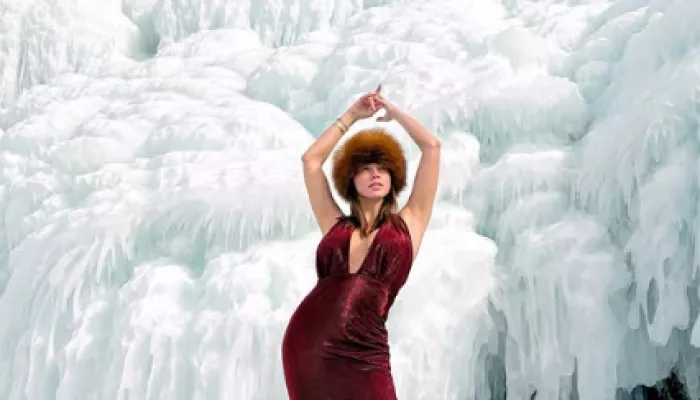 Полина Диброва приехала с Романом Товстиком на Байкал и окунулась в прорубь