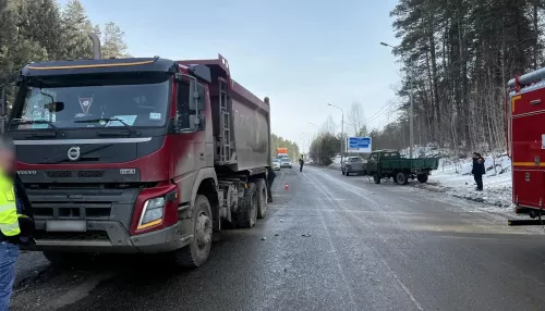 Грузовик с юга столкнулся с УАЗом в Республике Алтай: что известно