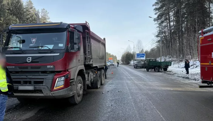 Грузовик с юга столкнулся с УАЗом в Республике Алтай: что известно