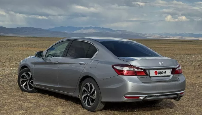 Седан бизнес-класса с люком и кожаным салоном продают в Горно-Алтайске. Фото