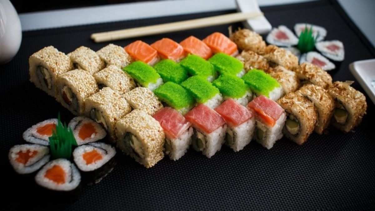 Чем могут быть опасны суши и роллы, рассказали алтайские эксперты