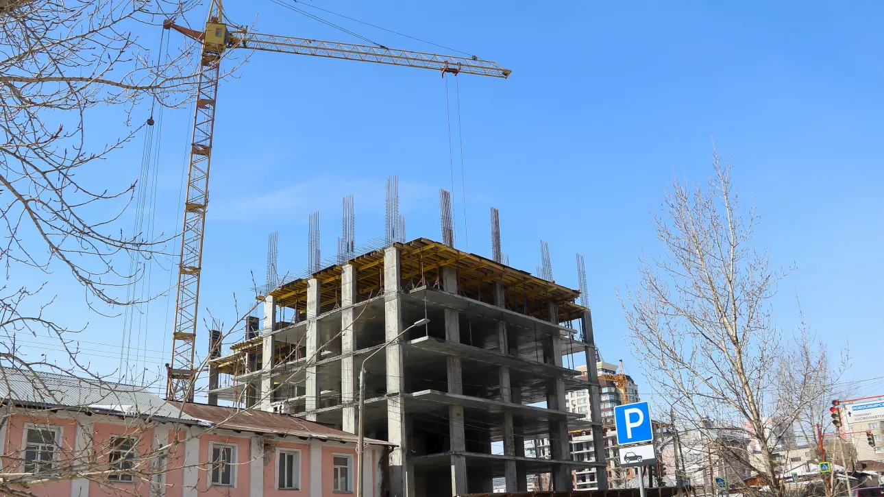 Скелет на перекрестке: в центре Барнаула строят дом почти с былинным названием. Фото
