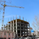 Скелет на перекрестке: в центре Барнаула строят дом почти с былинным названием. Фото