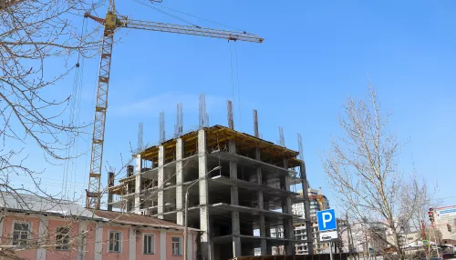 Скелет на перекрестке: в центре Барнаула строят дом почти с былинным названием. Фото