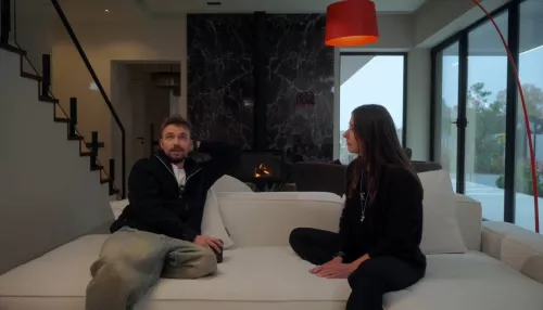 Актер Александр Петров показал роскошный особняк, который купил для молодой жены